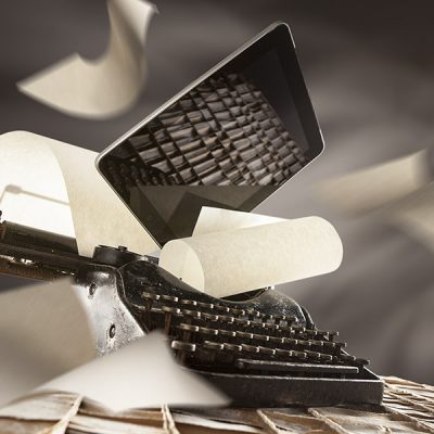macc-scrivere Immagine creativa pubblicitaria tablet e macchina da scrivere