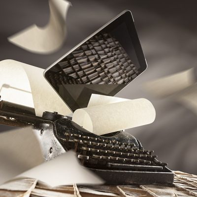 Immagine creativa pubblicitaria tablet e macchina da scrivere